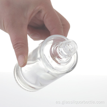 Botella de cristal de licor con tapa de aluminio.